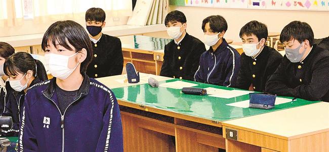 フィンランドの高校生と意見交換する矢上高校の生徒
