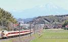 大山をバックに走る国鉄色のやくも＝安来市島田町