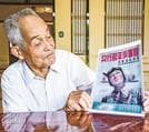陸軍少年飛行兵募集のポスターを見ながら当時を振り返る細田暢三さん＝安来市広瀬町布部