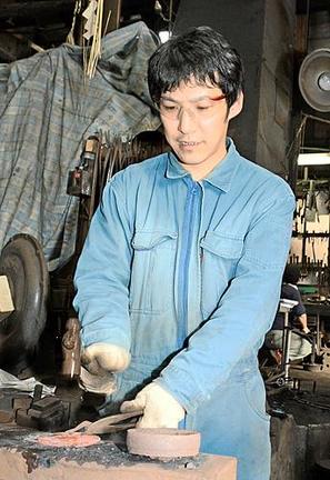 鍛冶の仕事を「自分の経験を蓄積し形作っていくところが魅力」と語る三宅大樹さん＝安来市広瀬町布部