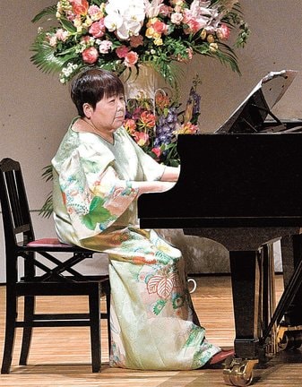 受賞記念コンサートで美しい旋律を奏でる山藤法子さん＝江津市江津町、市総合市民センター
