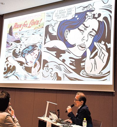 作品「溺れる少女」（右）と元の漫画を対比させ、解説する南雄介さん＝倉吉市駄経寺町２丁目、鳥取県立美術館