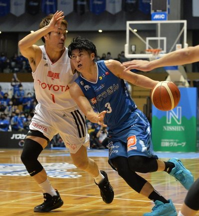 リーグ戦でA東京と対戦する島根の安藤誓哉（右）（2021年11月）