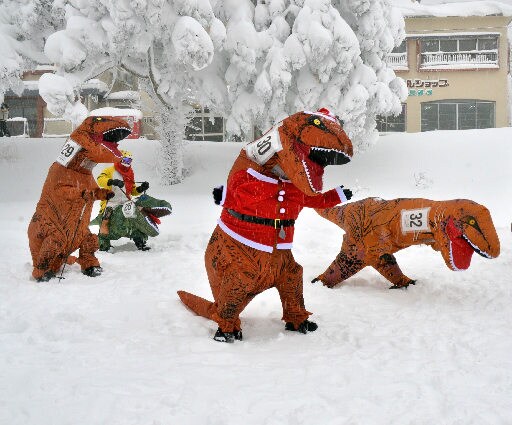 開始前に体操する恐竜役の参加者＝鳥取県大山町大山、だいせんホワイトリゾート