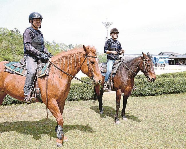 馬にまたがるスタッフ＝浜田市金城町久佐、かなぎウェスタンライディングパーク