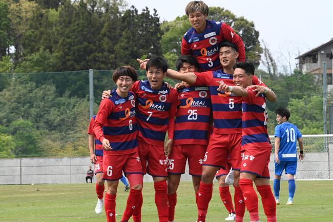 天皇杯サッカー島根県予選決勝でゴールを挙げて喜ぶベルガロッソいわみの選手＝４月２３日、益田市の島根県立サッカー場