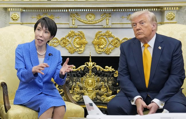 ホワイトハウスで行われたトランプ米大統領（右）との会談で、記者団の質問に答える高市早苗首相＝１９日、ワシントン（共同）
