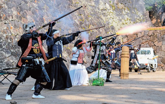 火縄銃を放つ松江城鉄炮隊と松江城姉さま鉄炮隊の隊員＝松江市殿町、松江城馬溜