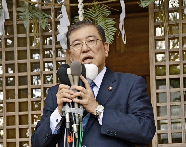 自民党総裁選への立候補を表明する石破茂氏＝鳥取県八頭町、和多理神社