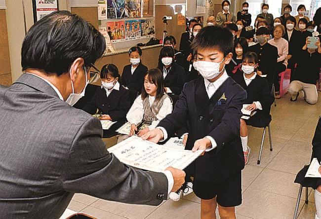 大屋剛専務取締役西部本社代表（左）から表彰状を受け取る受賞者＝浜田市竹迫町、山陰中央新報社西部本社