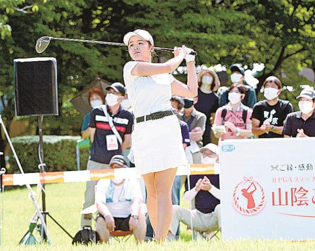 山陰ご縁むす美レディースの第２回大会でティーショットを放つ川崎春花選手。ステップアップツアー初優勝を飾った＝２０２２年８月２６日、大山平原ゴルフクラブ