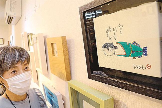 来場者を引きつける作品＝出雲市斐川町直江、おかやギャラリー