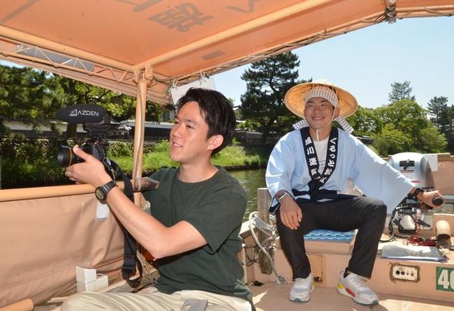 堀川の自然をカメラに収める松下昇平さん（左）と遊覧船を操縦する小林祐介さん＝松江市内