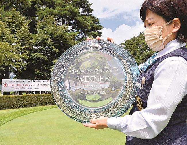 山陰ご縁むす美レディースの優勝トロフィー＝鳥取県伯耆町丸山、大山平原ゴルフクラブ