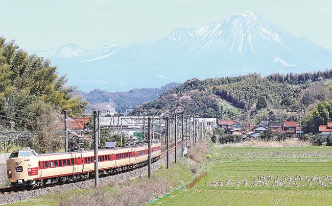 大山をバックに走る国鉄色のやくも＝安来市島田町