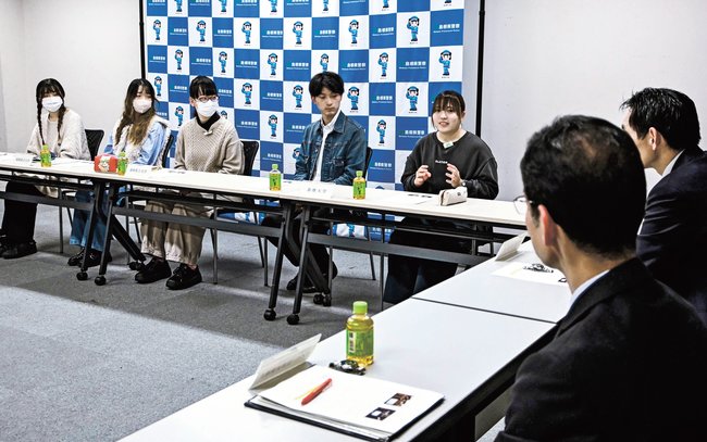 丸山直紀本部長らと意見交換をするサイバー防犯ボランティアの学生ら＝松江市殿町、島根県警本部
