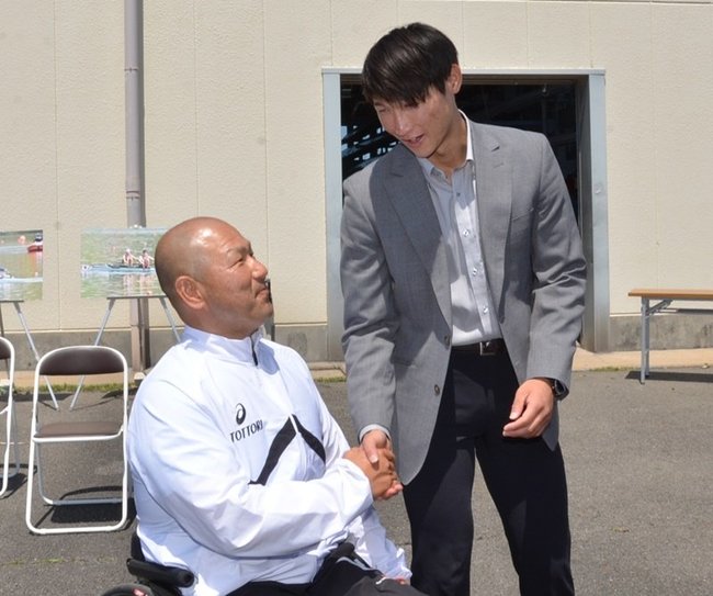 パリ五輪・パラリンピックの健闘を誓い、握手を交わす森卓也選手（左）と古田直輝選手＝米子市西町、鳥取県立米子艇庫