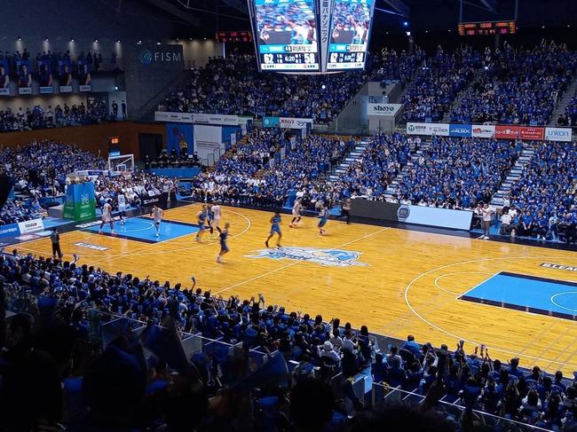 4500人が来場したＢ１の島根ー琉球戦。観客席は島根のチームカラーの青色で包まれた＝14日、松江市総合体育館