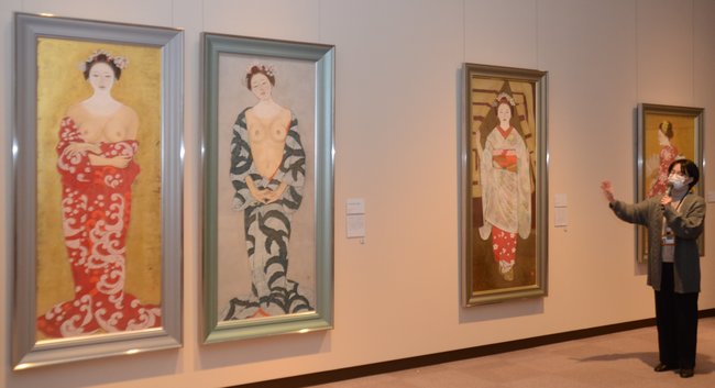 石本正氏の作品を解説する横山由美子主任学芸員＝浜田市三隅町古市場、石正美術館