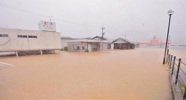 大雨で水に浸かった建物＝９日午後０時５分、島根県隠岐の島町城北町
