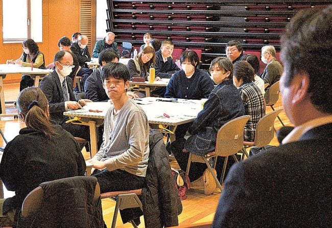 住民団体の発表を聞く参加者＝江津市江津町、パレットごうつ