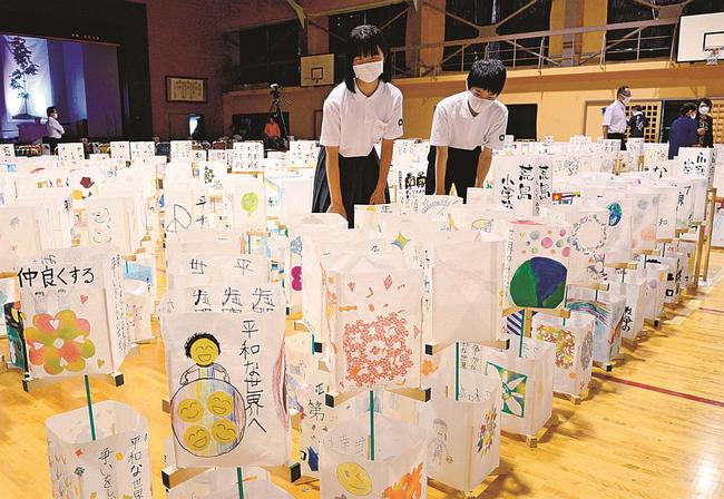 平和への願いが書かれたあんどんを見る来場者＝安来市広瀬町布部、布部ふれあい体育館