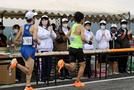 国宝松江城マラソンで、手を叩いてランナーを応援するボランティアスタッフ＝２０２２年１２月４日、松江市美保関町下宇部尾