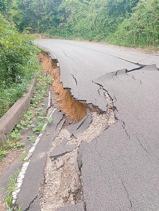 大雨で崩落した一畑薬師マラソンコースの市道＝出雲市小境町