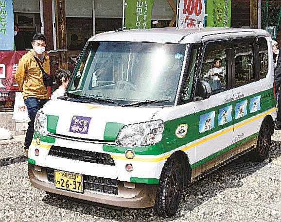 特急やくも「緑やくも色」にラッピングしたレンタカー＝鳥取県日南町生山、ＪＲ生山駅