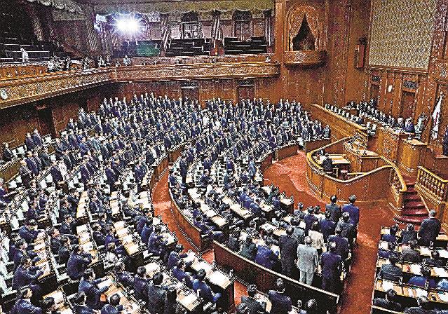 防衛費増額の財源を確保する特別措置法案を賛成多数で可決した衆院本会議。岸田首相は今国会での衆院解散を見送る方針を示した＝５月２３日