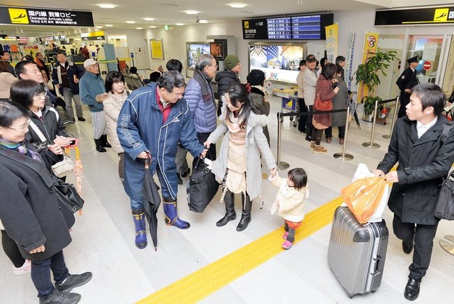 年末年始の帰省客と出迎えの家族でにぎわう米子空港の到着ロビー（資料）