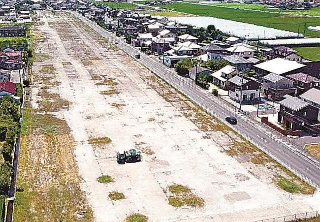 民間事業者が所有する滑走路跡＝出雲市斐川町出西（小型無人機で撮影）