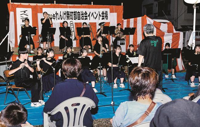 夏祭り「れんげさん」のステージで演奏を披露する宍道中吹奏楽部＝松江市宍道町宍道