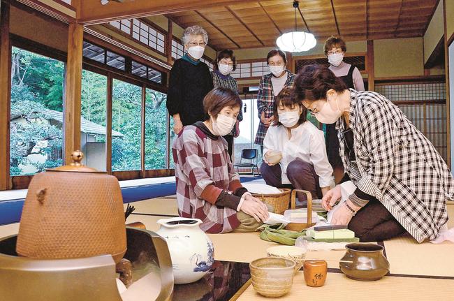 茶会に使う道具を確認する流派の会員たち＝松江市北堀町、明々庵百草亭