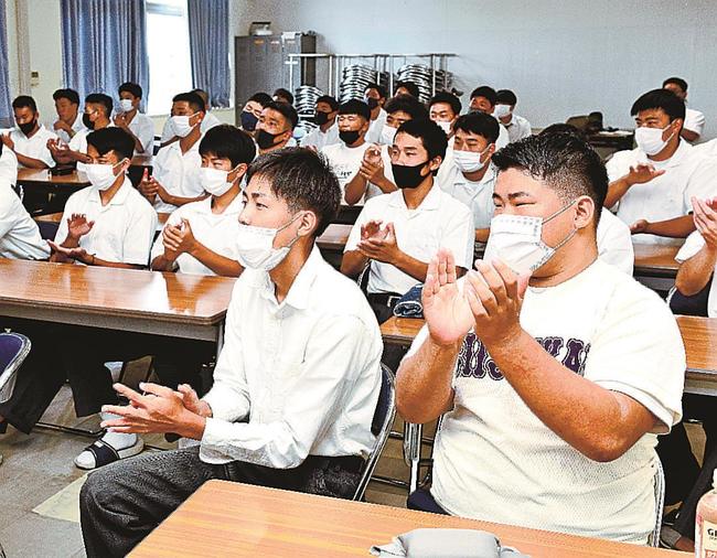 テレビ画面を見ながら、好プレーのたびに拍手を送る生徒たち＝江津市渡津町、石見智翠館高校