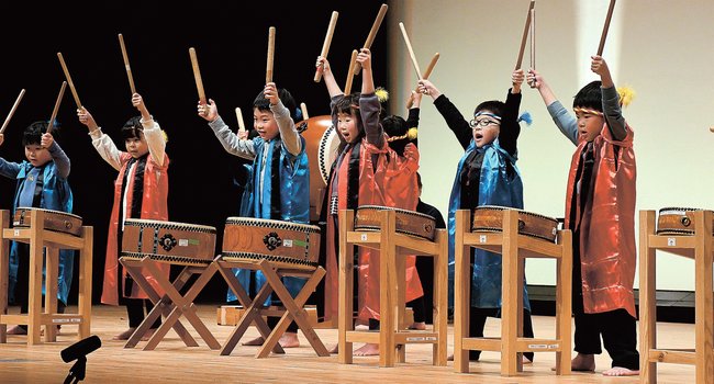 2024年の余芸大会で太鼓演奏を披露する三刀屋保育所の園児たち=雲南市三刀屋町古城、三刀屋文化体育館アスパル