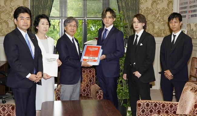 立憲民主党の安住国対委員長に児童虐待防止法改正を求める署名を渡す元ジャニーズＪｒ．の（左４人目から）橋田康さん、カウアン・オカモトさん、二本樹顕理さん＝５日午後、国会