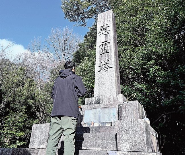 松江市立緑山公園にある戦没者の慰霊塔。市が遺骨の有無を確認する調査に乗り出す＝松江市西津田９丁目、同公園