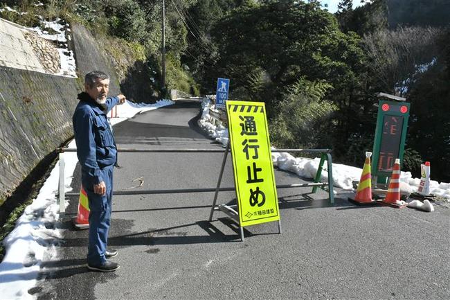 落石が発生した県道上久野大東線＝６日午後１時１８分、雲南市大東町清田