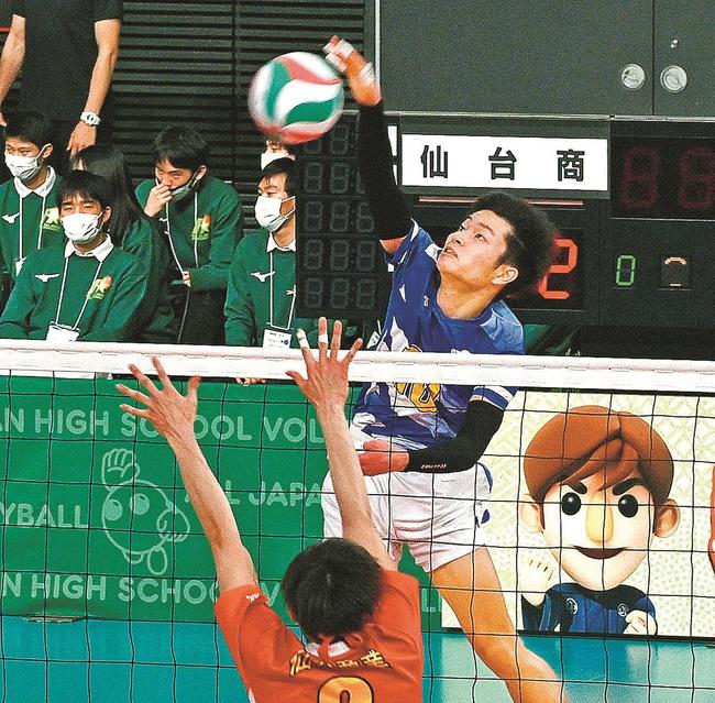 【男子１回戦・鳥取中央育英－仙台商】第１セット、鳥取中央育英の岩垣大地（右奥）がスパイクを決め、１９－２２とする＝東京体育館