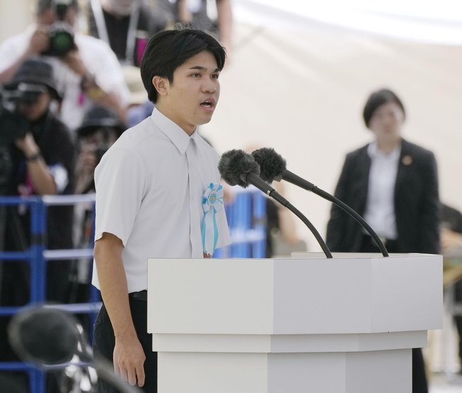 昨年の沖縄全戦没者追悼式で「平和の詩」を朗読する仲間友佑さん＝２０２４年６月２３日、沖縄県糸満市の平和祈念公園