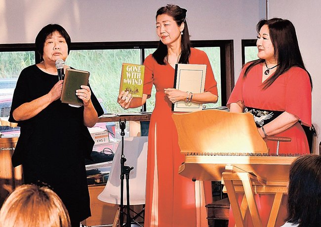物語について語る（左から）堀越千歳さん、竹元恵美子さん、白井朝香さん＝浜田市下府町、ｈａｍａｉｒｏ