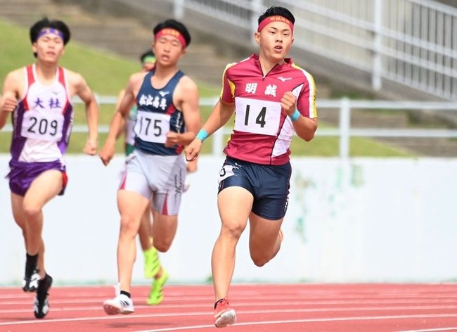 【男子４００メートル決勝】５０秒２０で優勝した明誠の景山裕真（右）