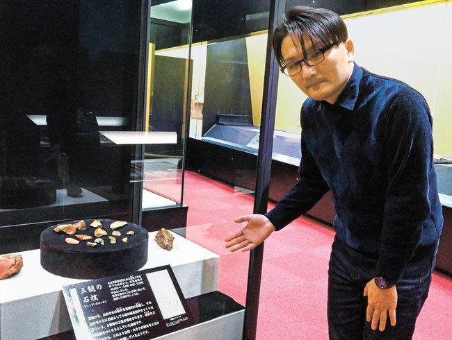 初公開の「玉髄の石核」を紹介する斉藤大輔学芸員＝松江市大庭町、八雲立つ風土記の丘