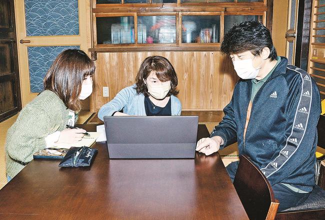施設オープンに向けて準備を進める八嶋敏江さん（中央）ら＝島根県飯南町野萱