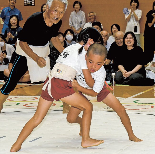 相撲大会で熱戦を繰り広げる園児たち＝出雲市大社町北荒木、カミアリーナ