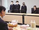 開発した洋菓子を田中武夫市長(手前)に説明する生徒たち=安来市安来町、市役所