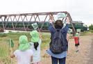 汽笛を鳴らし鉄橋を通過するトワイライトエクスプレス瑞風＝出雲市古志町