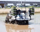 
          
誰も乗せずに水田を進むロボット田植え機＝６月、茨城県つくばみらい市
        