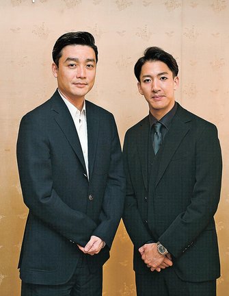 松江城天守国宝１０周年記念事業「八雲立つ　千鳥舞う　いやさかの祈り」に出演する尾上菊之丞さん（左）と尾上右近さん＝大阪市中央区、国立文楽劇場